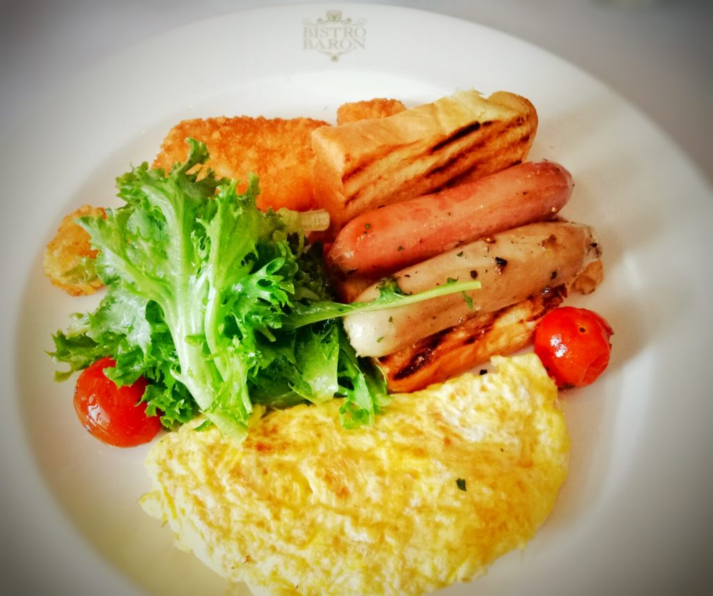Le Omelette yang isinya adalah omelete with 3 choices of stuffing : capsicum, tomato, ham, bacon, mushroom or onion,served with salads, eared tomato, sausage, potato and toast.