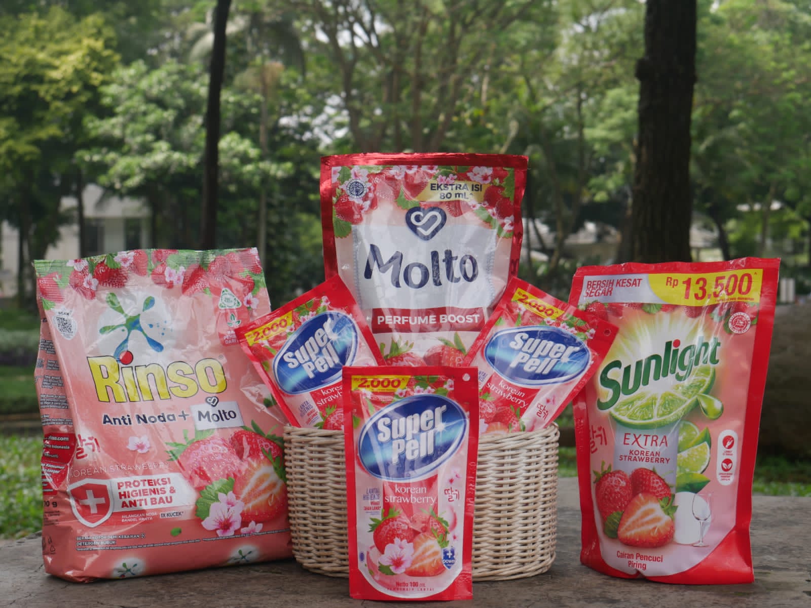 Molto Korean Strawberry Pelembut dan Pewangi Pakaian 7x Lebih Wangi